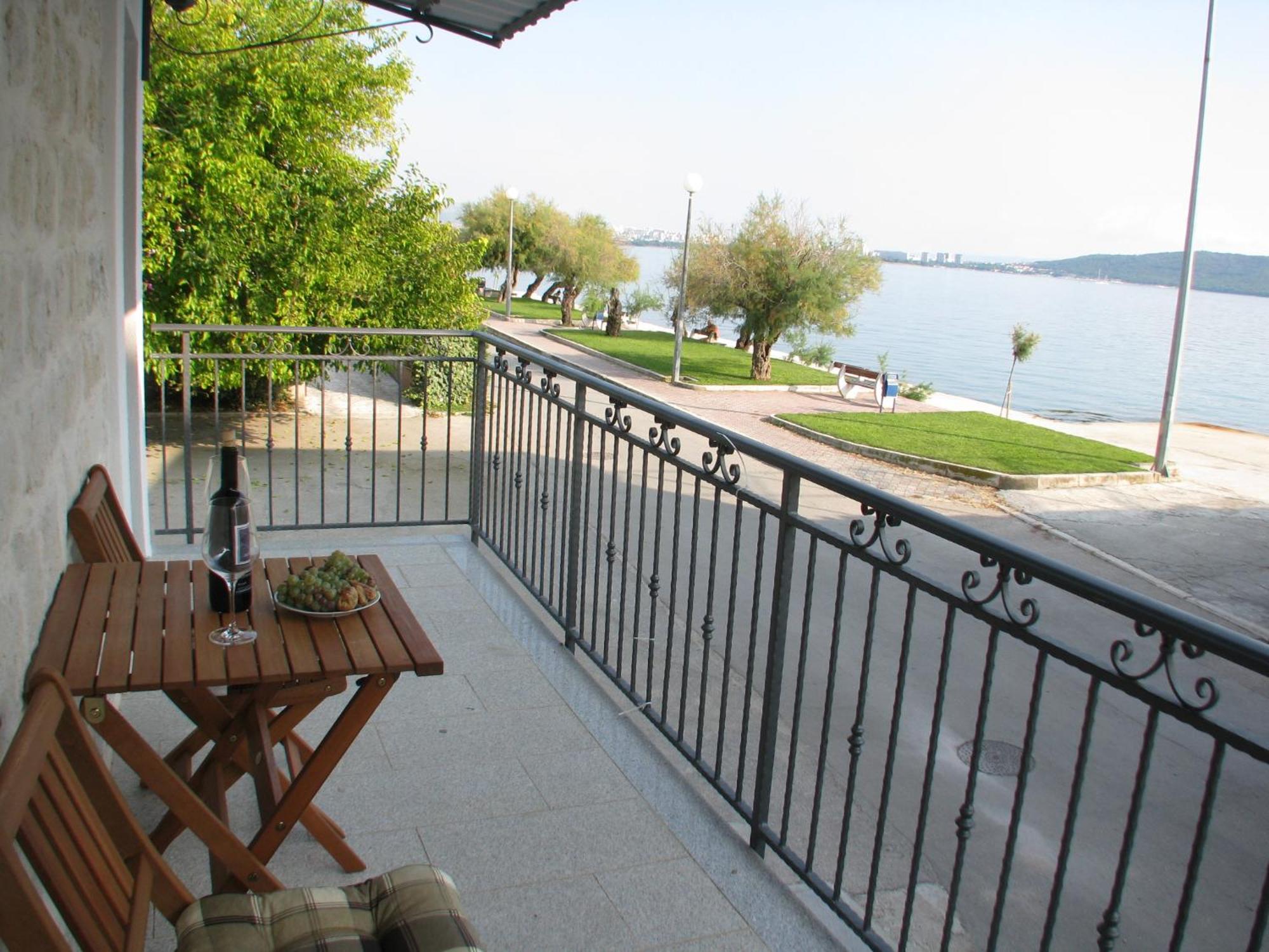 Apartment In Stone House On Seaside Kaštela Екстериор снимка